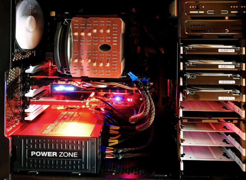 Elektronische Bauteile und Leiterplatten in einem Computer