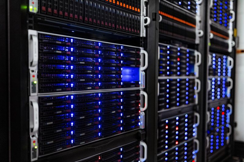 Reihen von Serverracks in einem Rechenzentrum
