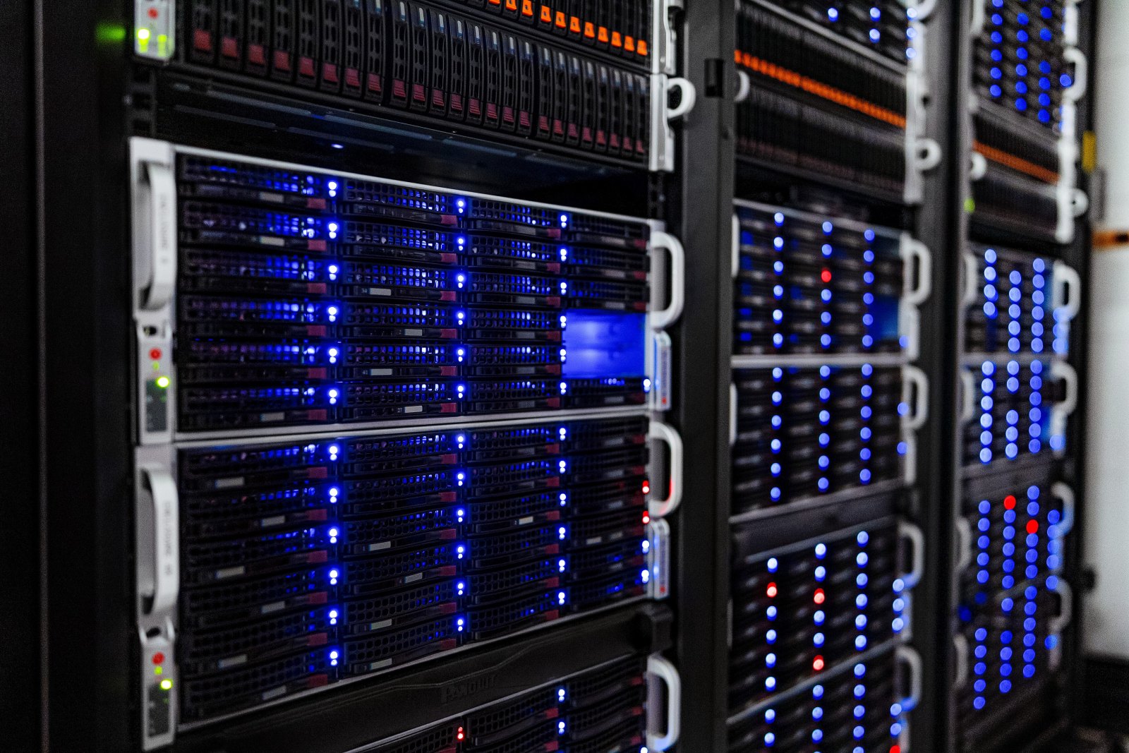 Reihen von Serverracks in einem Rechenzentrum
