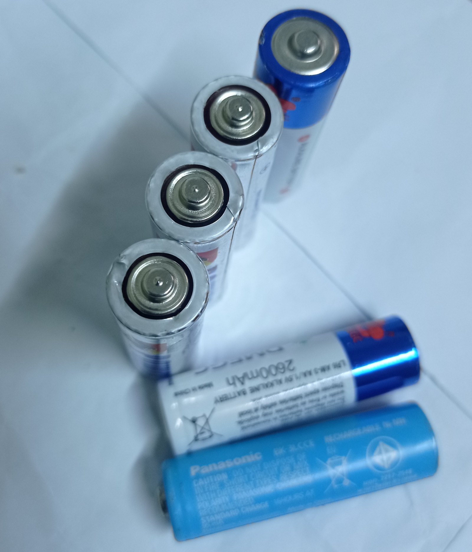 Mehrere zylindrische Batteriezellen auf neutralem Untergrund