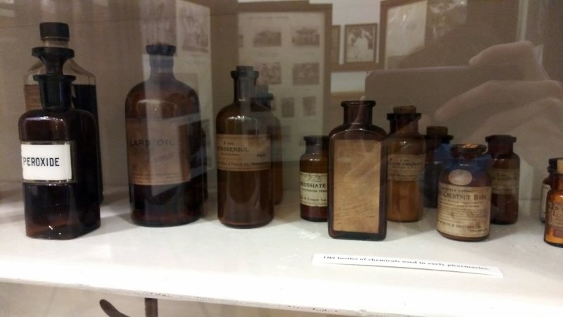 Historische Medizinflaschen in einer Museumsvitrine