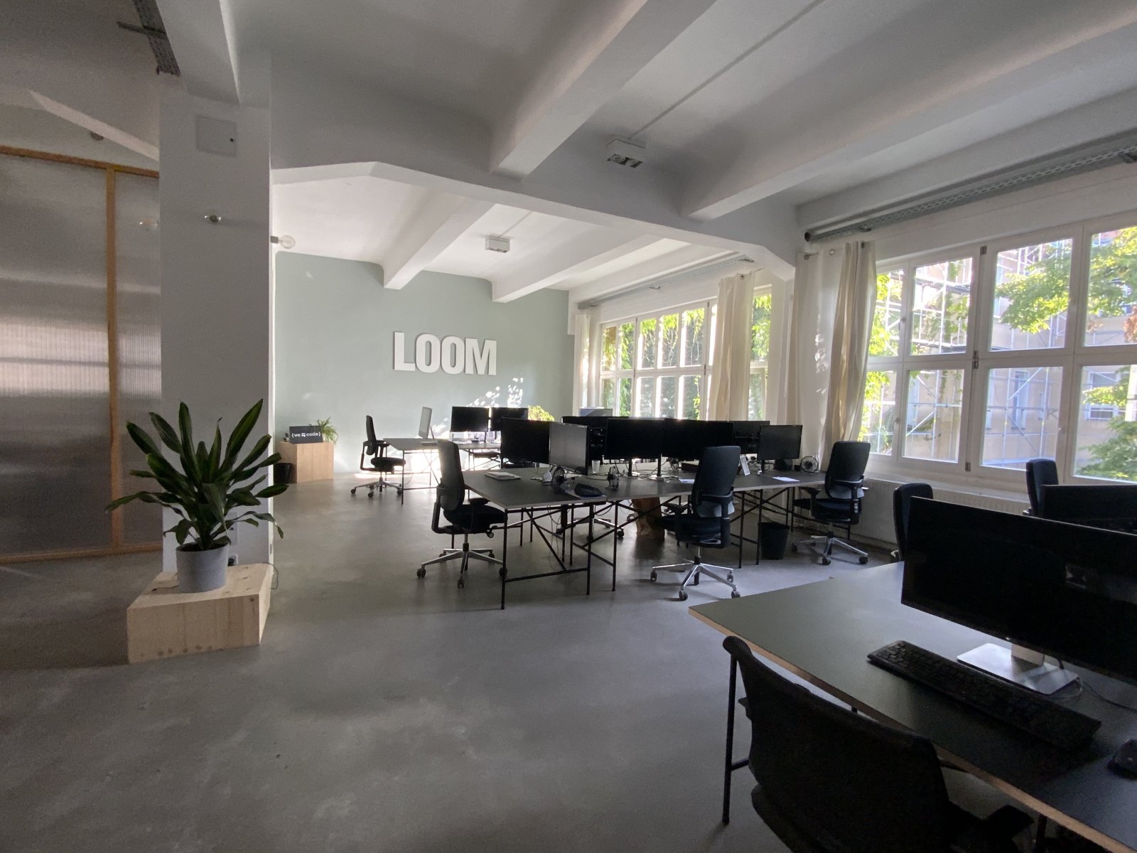 Leere Arbeitsplätze in einem Büro als Symbol für den Arbeitsmarkt