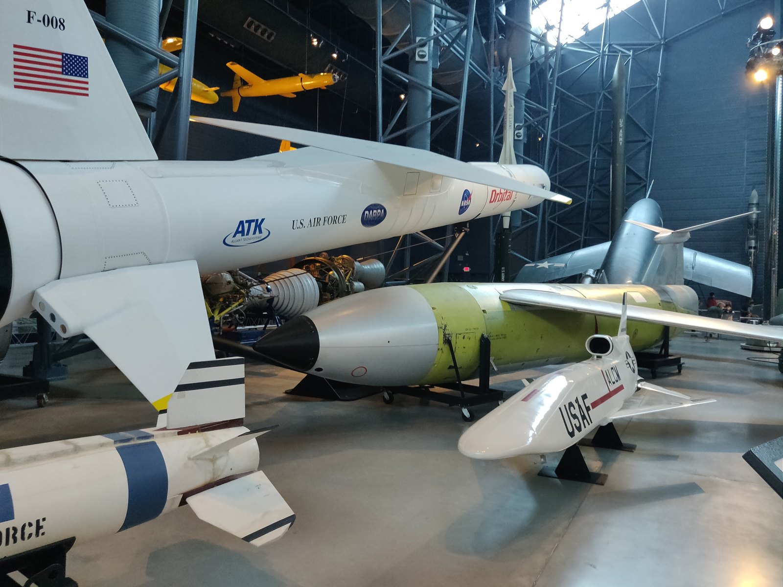 Ausgestelltes Raumfahrzeug in einer Museumshalle als Symbol für Raumfahrttechnik