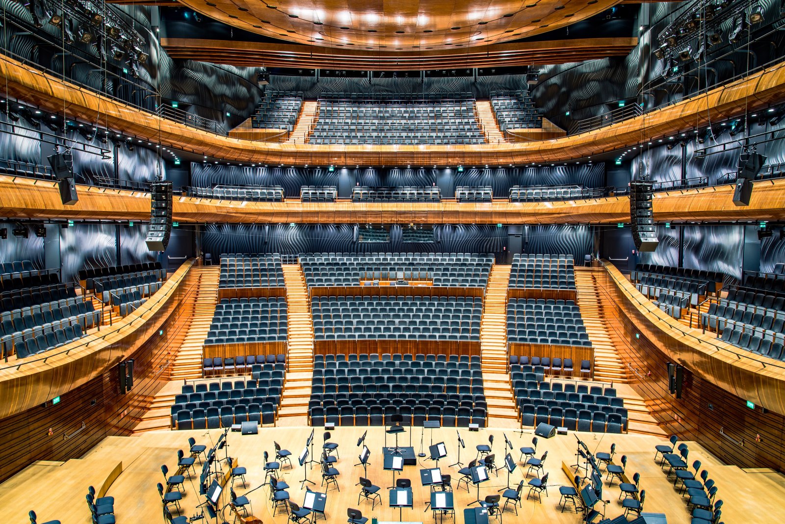 Leerer Konzertsaal mit Bühne und Sitzreihen