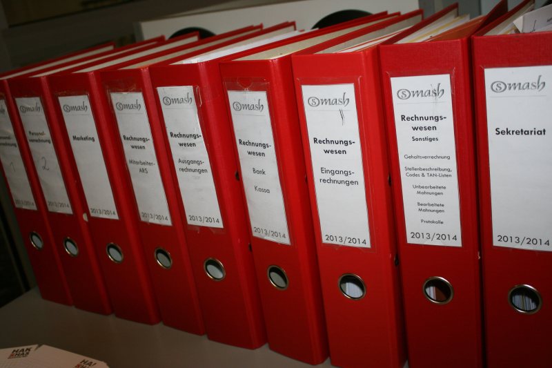 Mehrere rote Aktenordner als Symbol für Verwaltungsverfahren