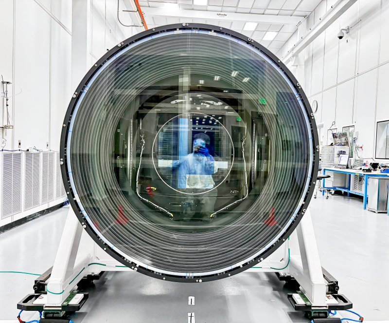 Große optische Kameraeinheit als Symbol für die technische Verarbeitung von Sensordaten