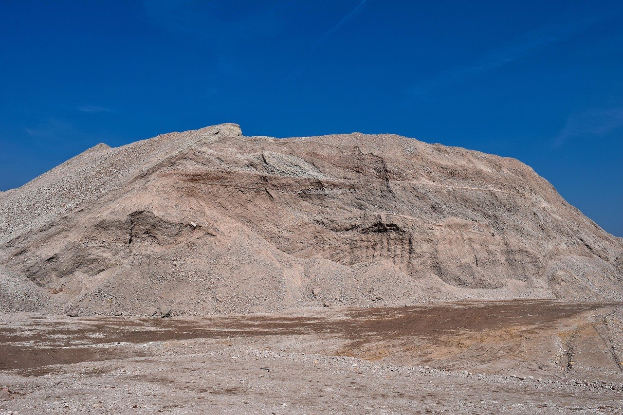 Großer Sandhaufen auf einer Baustellenfläche