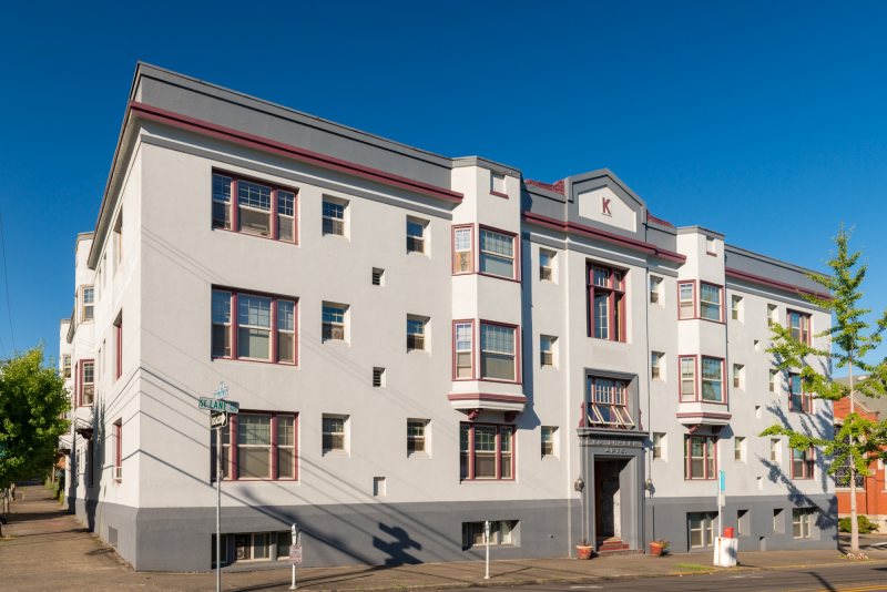 Fassade eines mehrgeschossigen Wohngebäudes