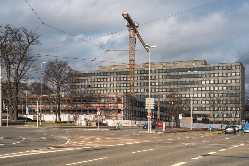 Gebäuderohbau und Kräne als Symbol für steigende Bauleistungspreise