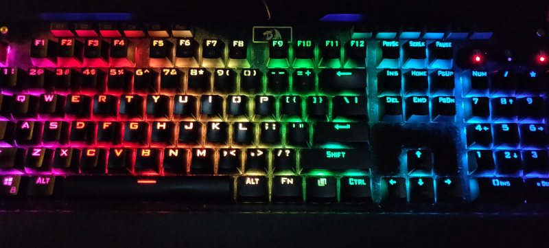 Nahaufnahme einer farbig beleuchteten Computertastatur