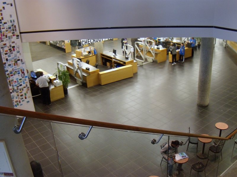 Leerer Ausleih- und Kassentresen in einer Bibliothek