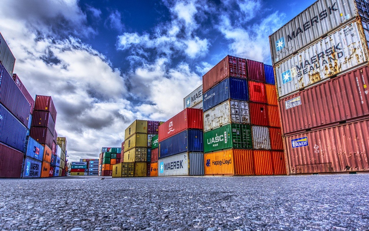 Gestapelte Frachtcontainer auf einem Logistikgelände