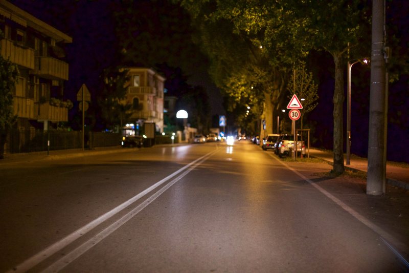 Leere asphaltierte Straße mit Fahrbahnmarkierungen