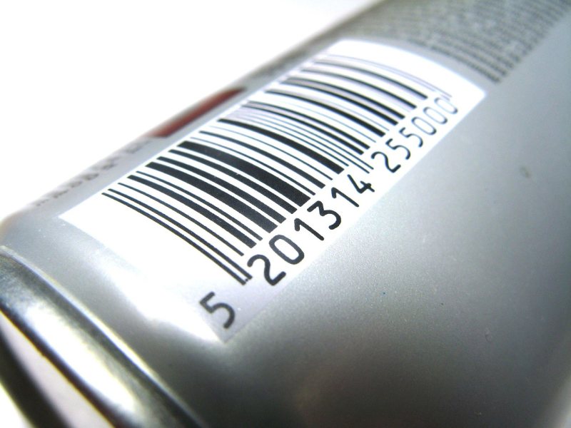 Nahaufnahme eines Strichcodes auf einer neutralen Produktverpackung.