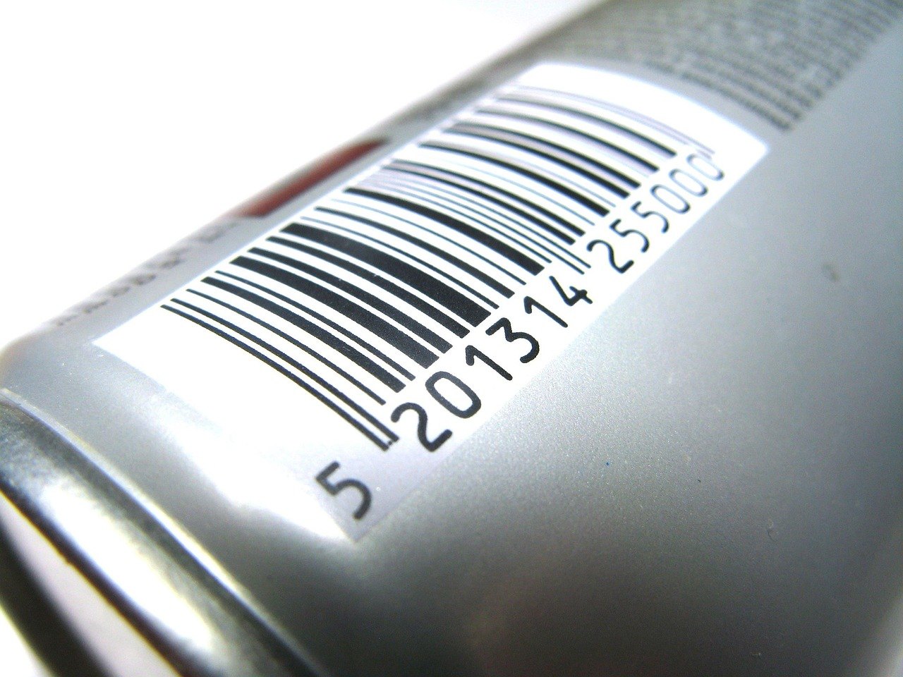 Nahaufnahme eines Strichcodes auf einer neutralen Produktverpackung.