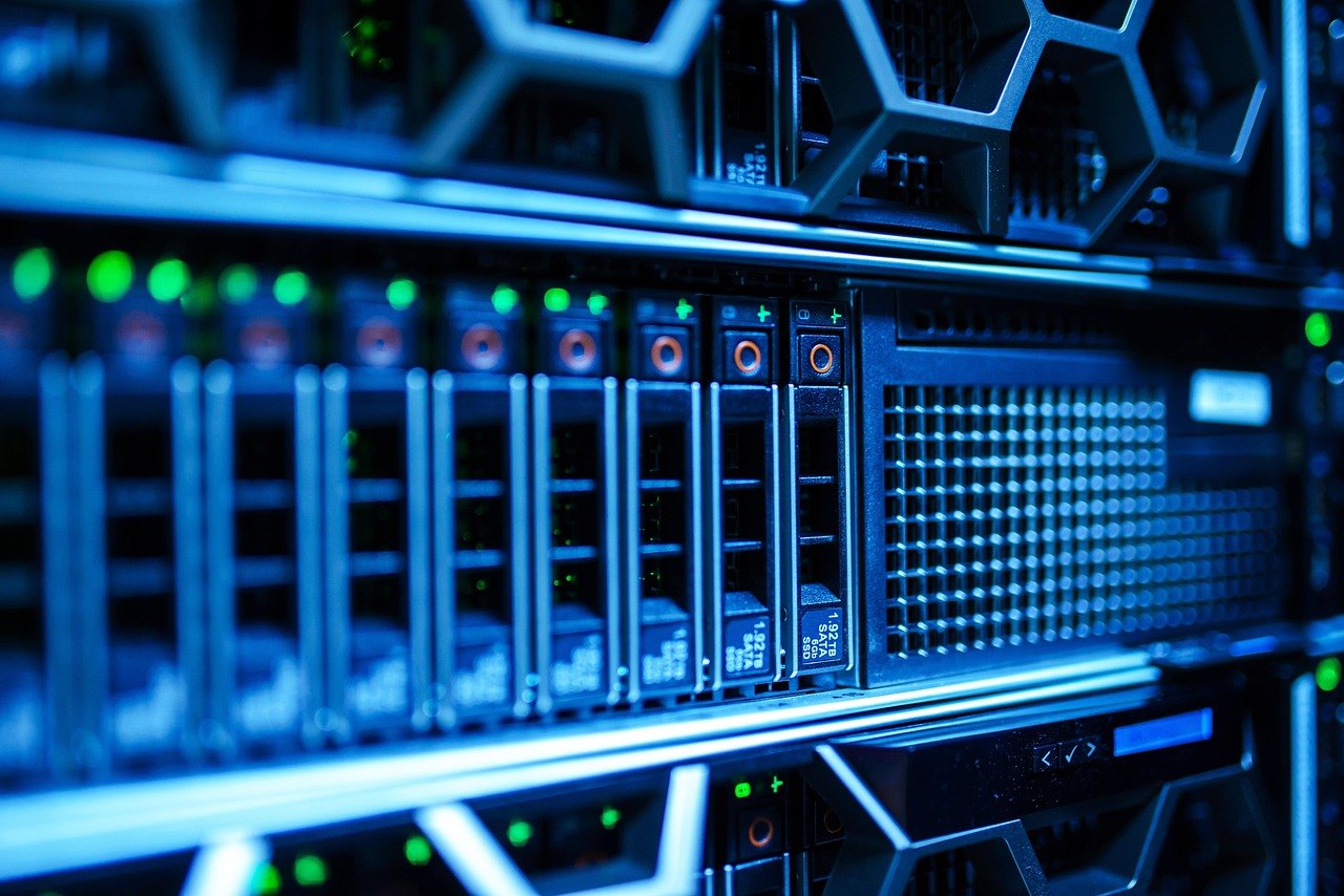 Reihen technischer Server- und Speicherschränke in einem Rechenzentrum