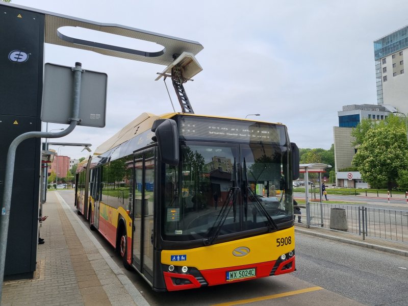 Elektrobus an einer Ladestation als Symbol für die Elektrifizierung städtischer Busflotten