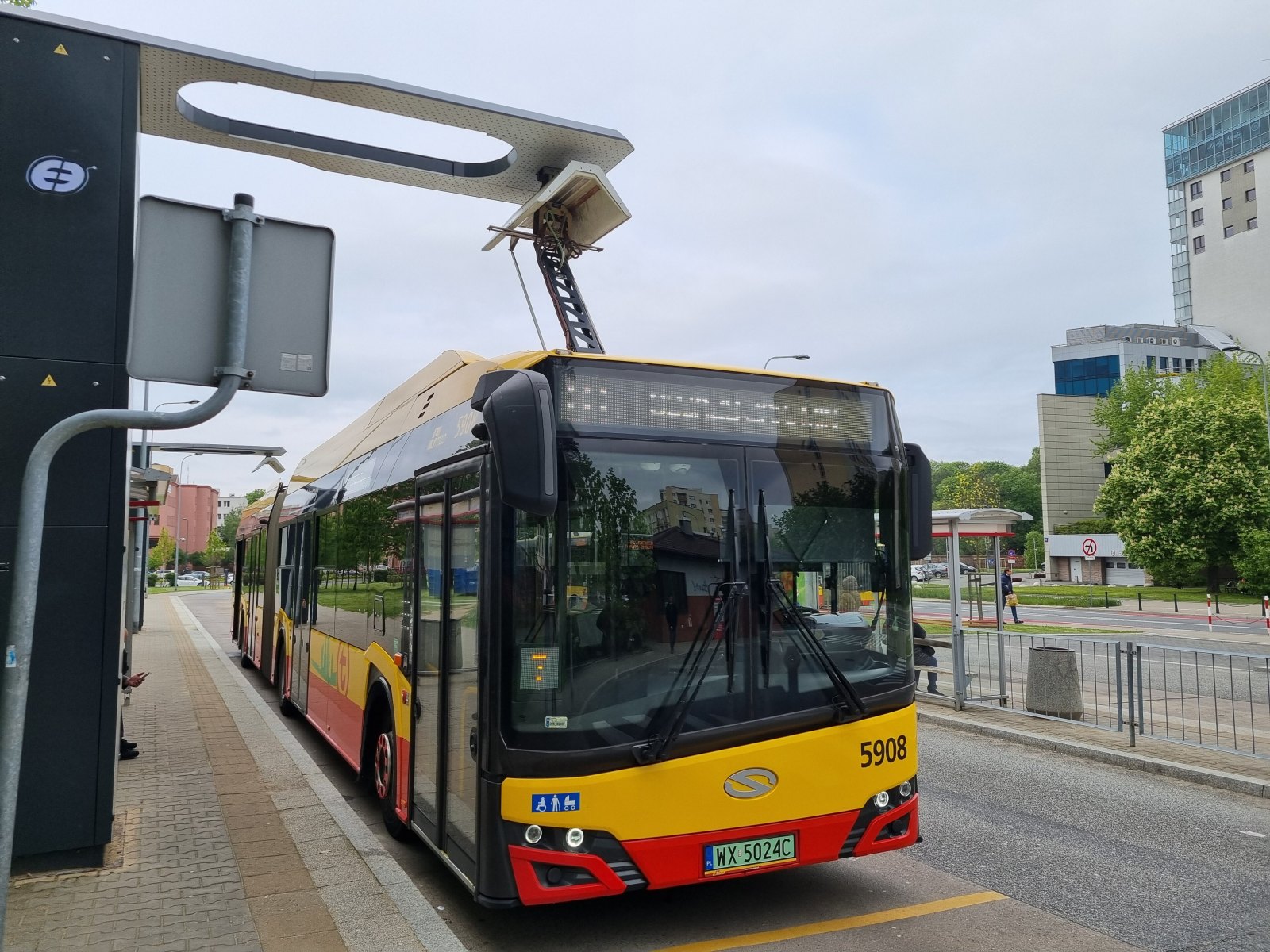 Elektrobus an einer Ladestation als Symbol für die Elektrifizierung städtischer Busflotten