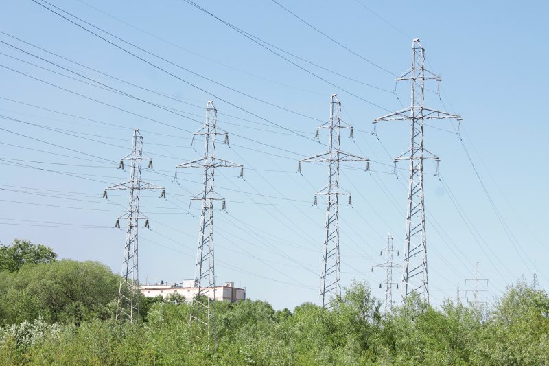 Strommast und Leitungen vor blauem Himmel als Symbol für Energiepreise