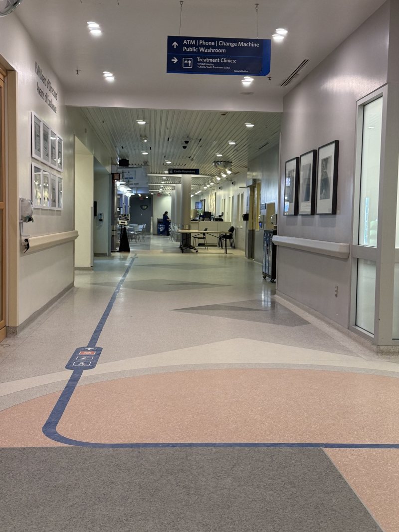 Leerer heller Flur in einem Krankenhaus