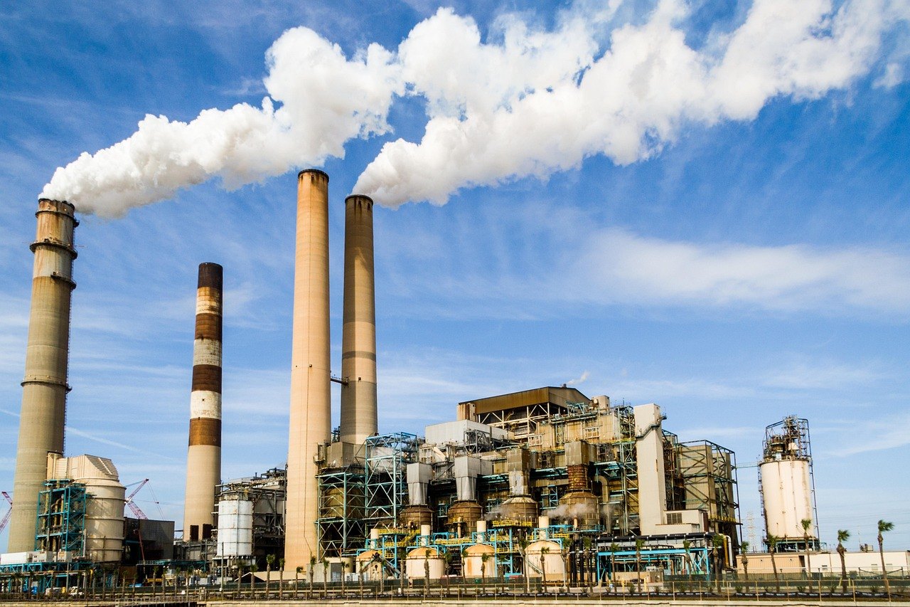 Eine Industrieanlage mit Gebäuden und technischen Leitungen