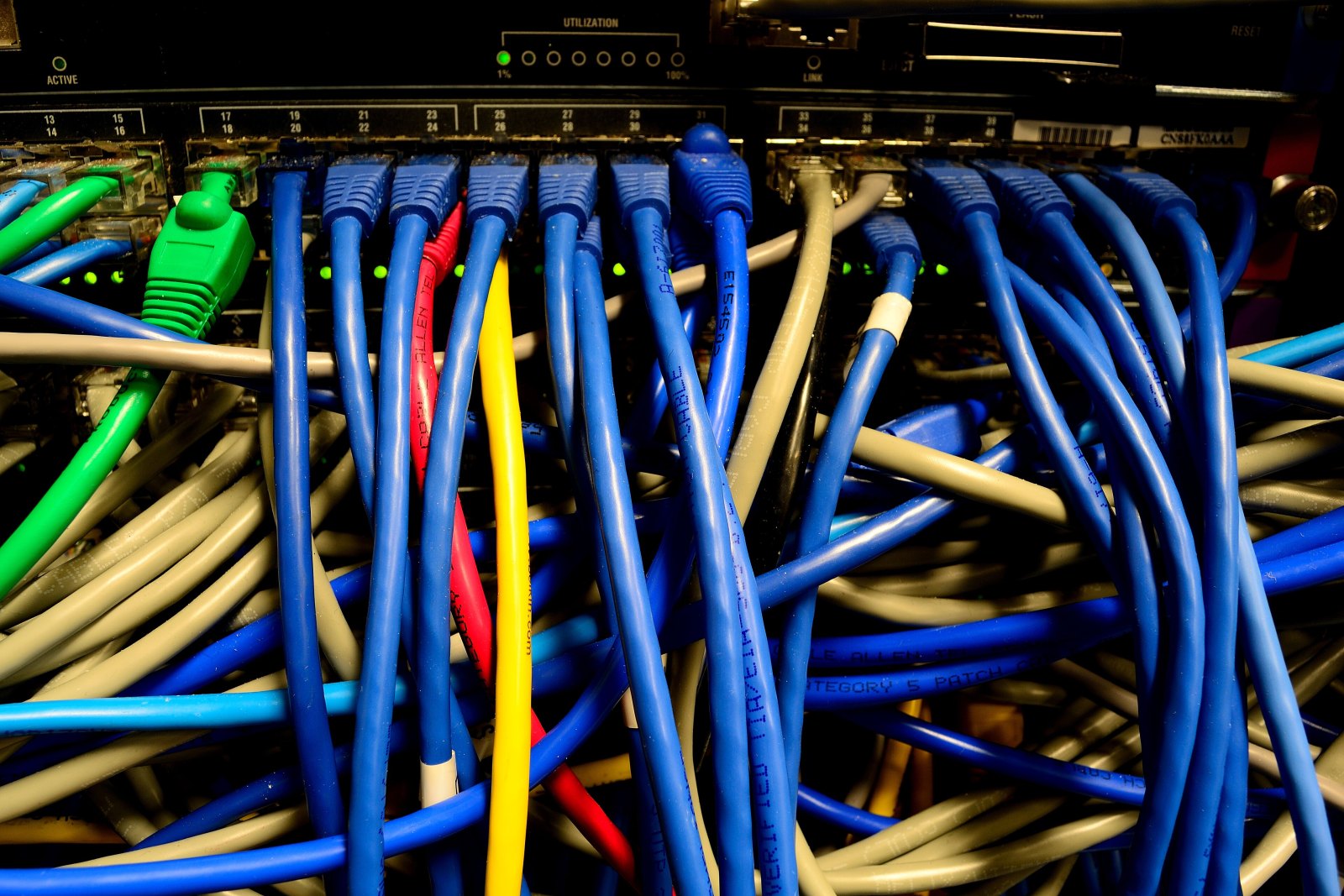 Netzwerkverteiler mit farbigen Kabeln als Symbol für ein dezentrales Netz