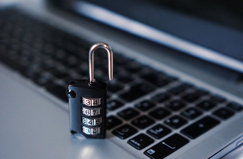 Vorhängeschloss auf einer Computertastatur