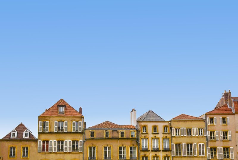 Mehrere Wohnhäuser und Apartmentgebäude in einer europäischen Stadt