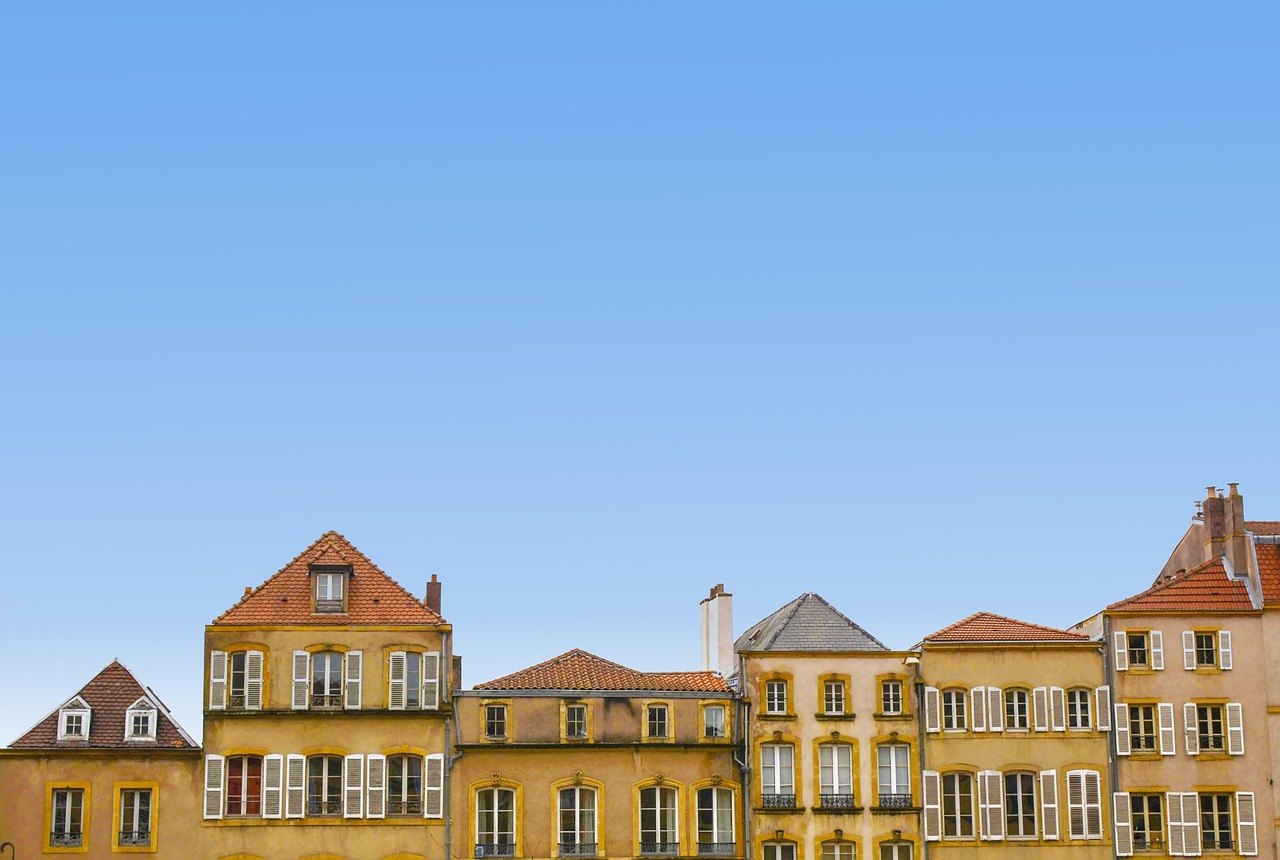 Mehrere Wohnhäuser und Apartmentgebäude in einer europäischen Stadt