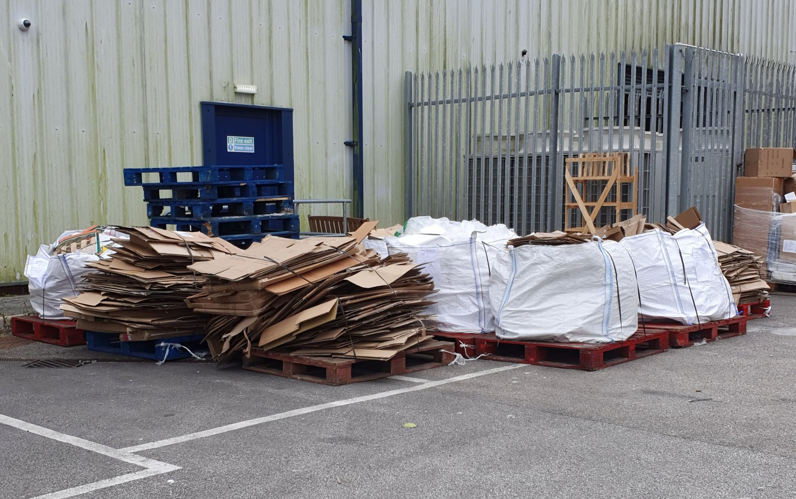 Gebündelte Kartonagen in einem Recyclingbereich