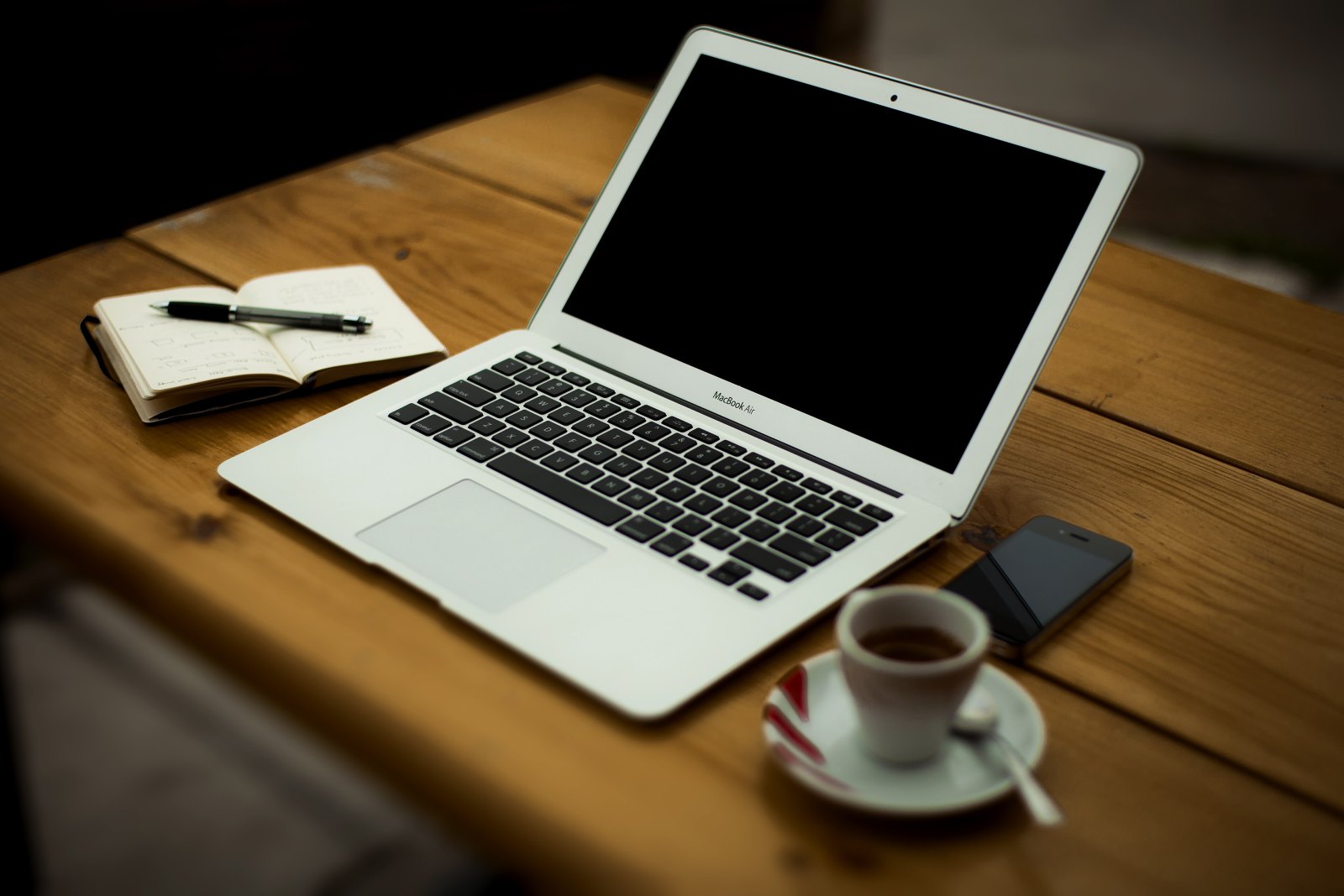 Arbeitsplatz mit Laptop und Mobiltelefon