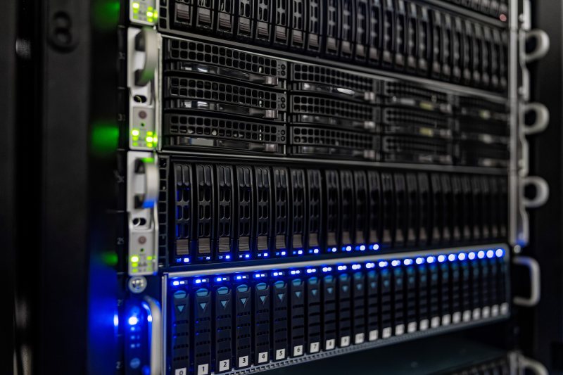 Server-Schränke in einem Rechenzentrum