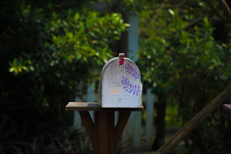 Bemalter Briefkasten vor einer neutralen Wand