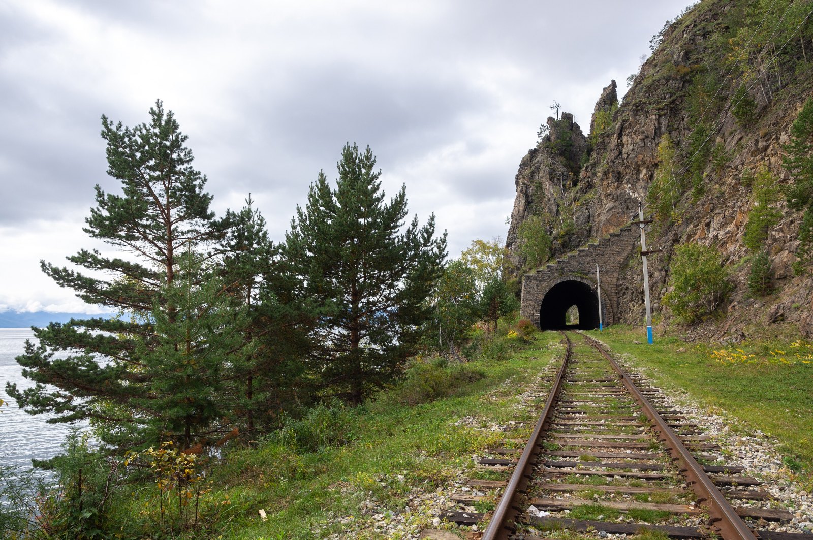 Eisenbahngleise an einem Tunnelportal als Symbol für die verzögerte Schienenanbindung