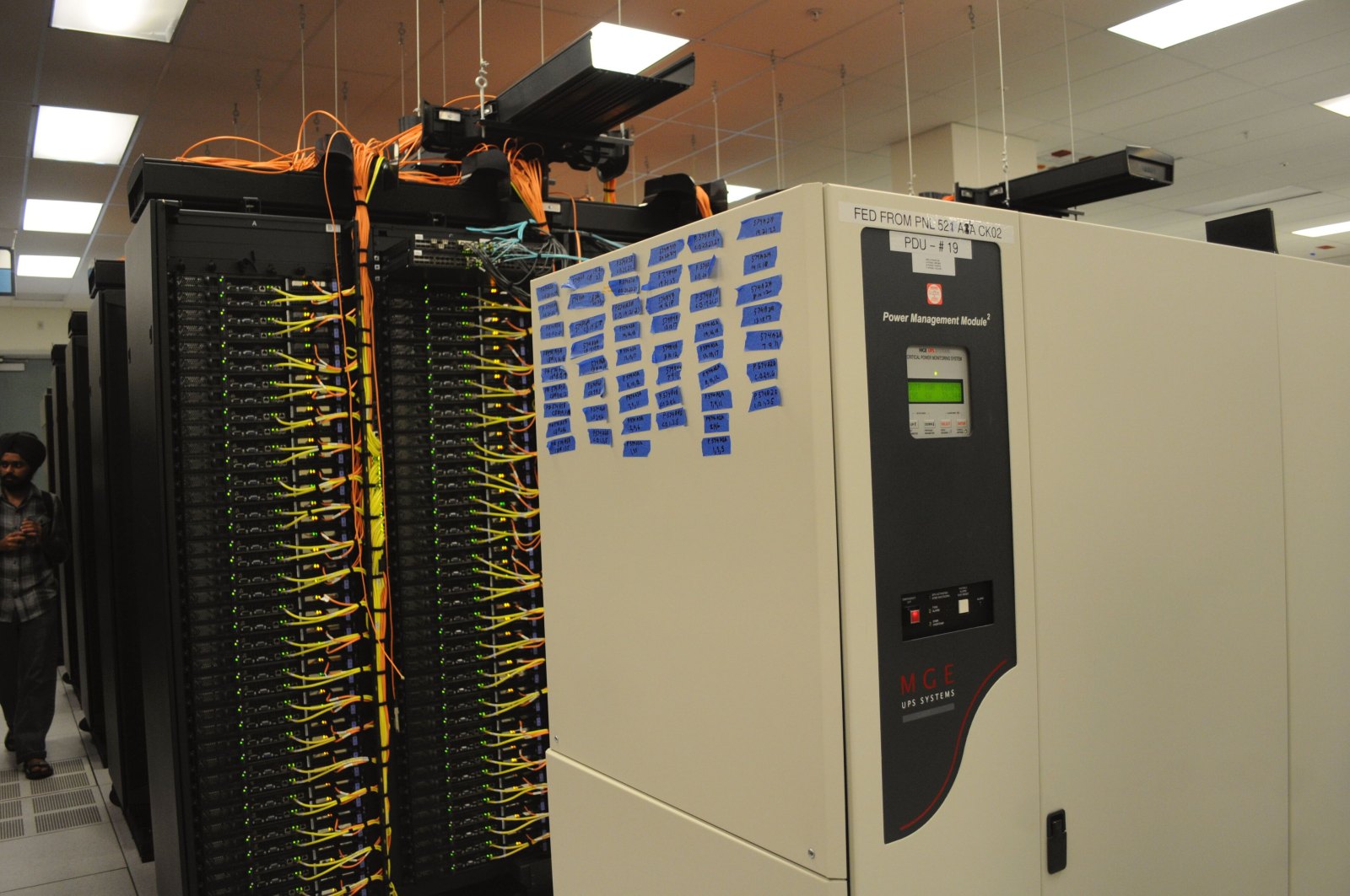 Serverracks mit Netzwerkverkabelung in einem Rechenzentrum