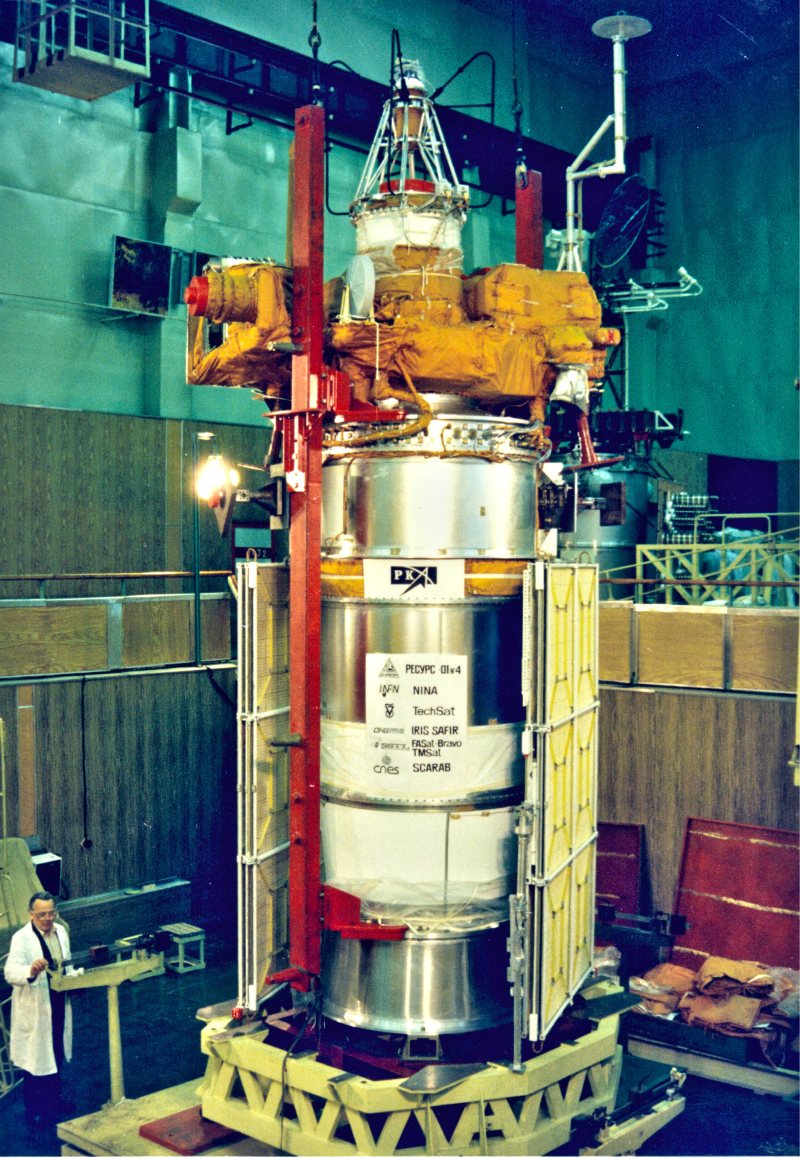 Ausgestellter Satellit mit Solarmodulen und Instrumenten