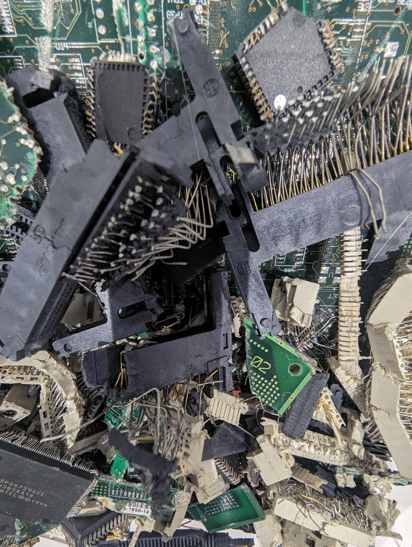 Sortierte elektronische Bauteile in einer Recycling-Ausstellung