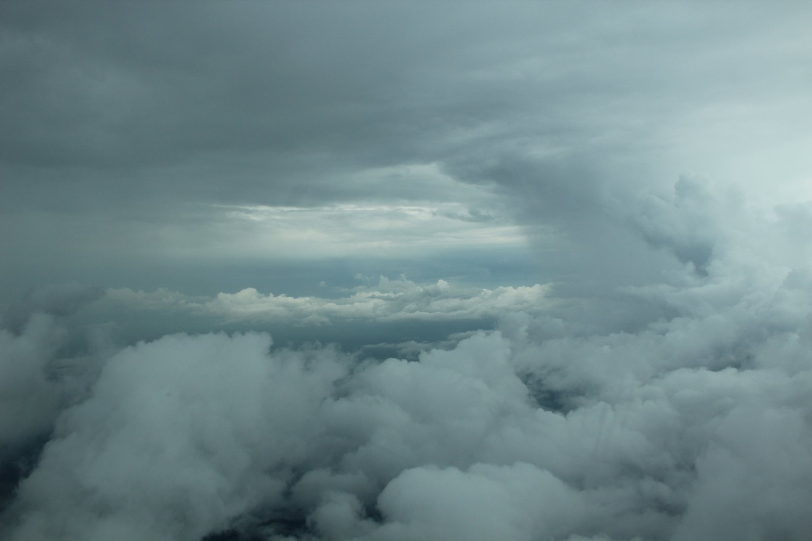Eine dunkle Sturmfront über einer weiten Landschaft
