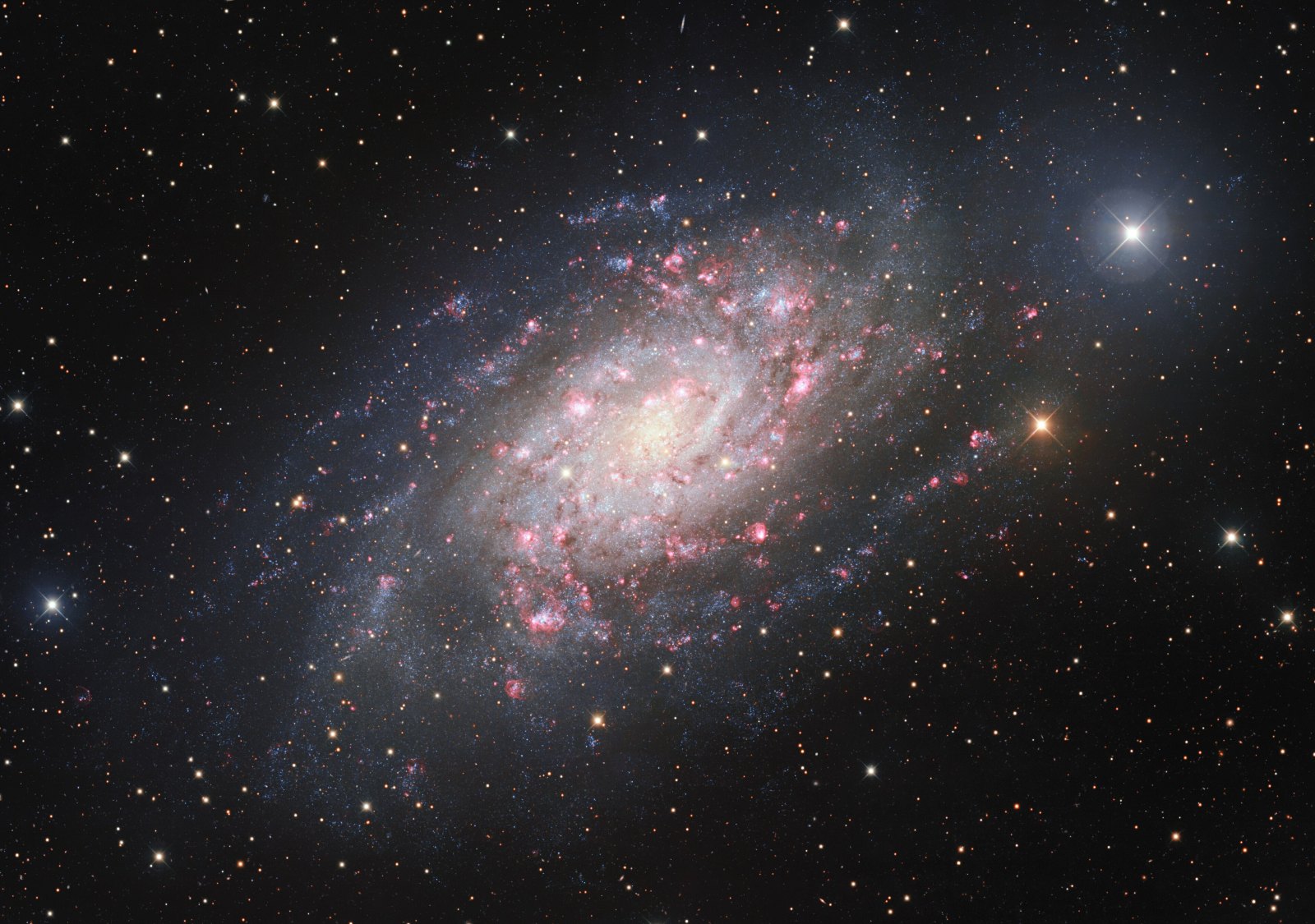 Eine Spiralgalaxie mit hellen Sternregionen im Weltraum
