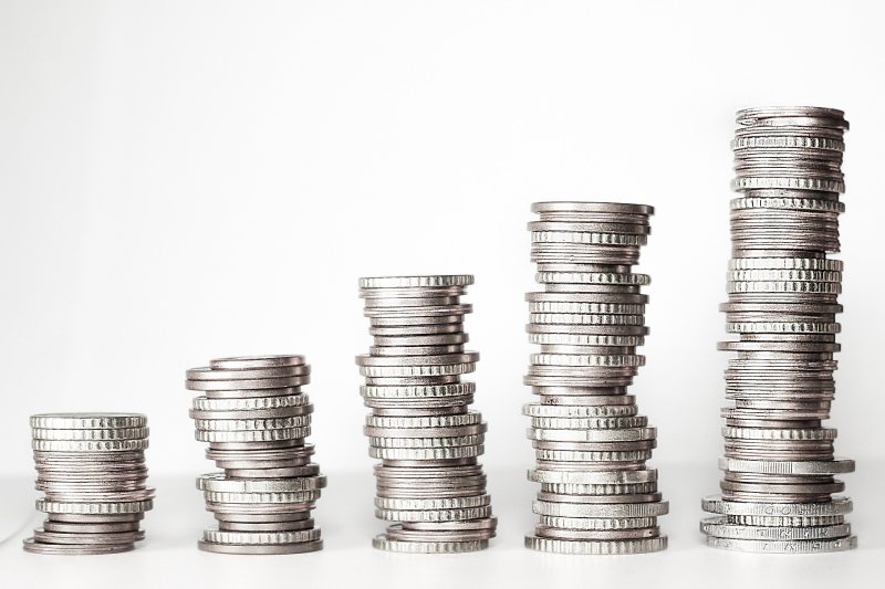 Mehrere Euro-Münzen liegen auf einem Tisch