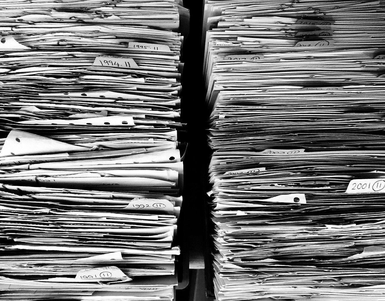 Ein großer Stapel Akten und Dokumente in einem Büro