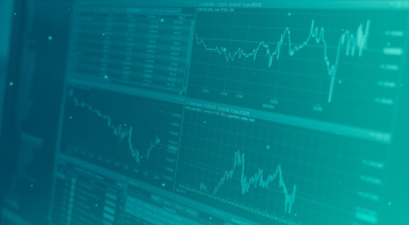 Abstrakte Finanzdiagramme auf mehreren Bildschirmen