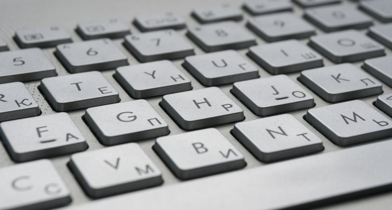 Nahaufnahme einer Computertastatur als Symbol für digitale Kontaktwege