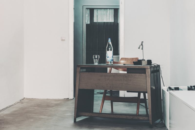 Minimalistischer leerer Arbeitsplatz mit Schreibtisch und Stuhl
