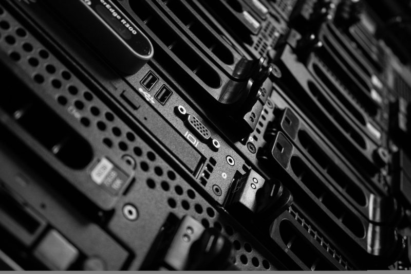 Nahaufnahme schwarzer Servergehäuse und Anschlüsse in einem Rechenzentrum.