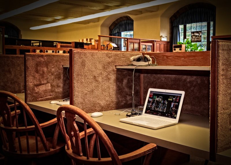 Arbeitsplatz mit Computer in einer Bibliothek