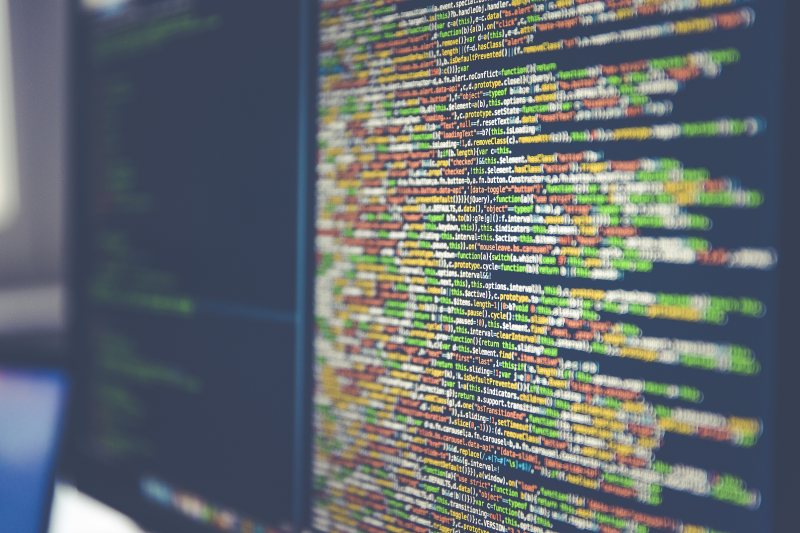 Programmcode auf einem Bildschirm als Symbol für automatische Sicherheitsprüfungen