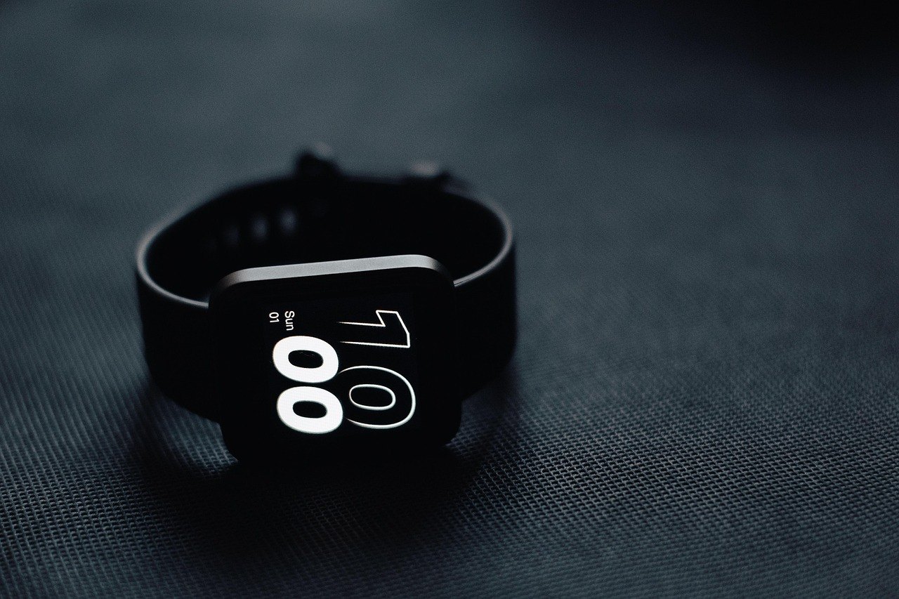 Eine einzelne Smartwatch liegt auf einer neutralen Oberfläche
