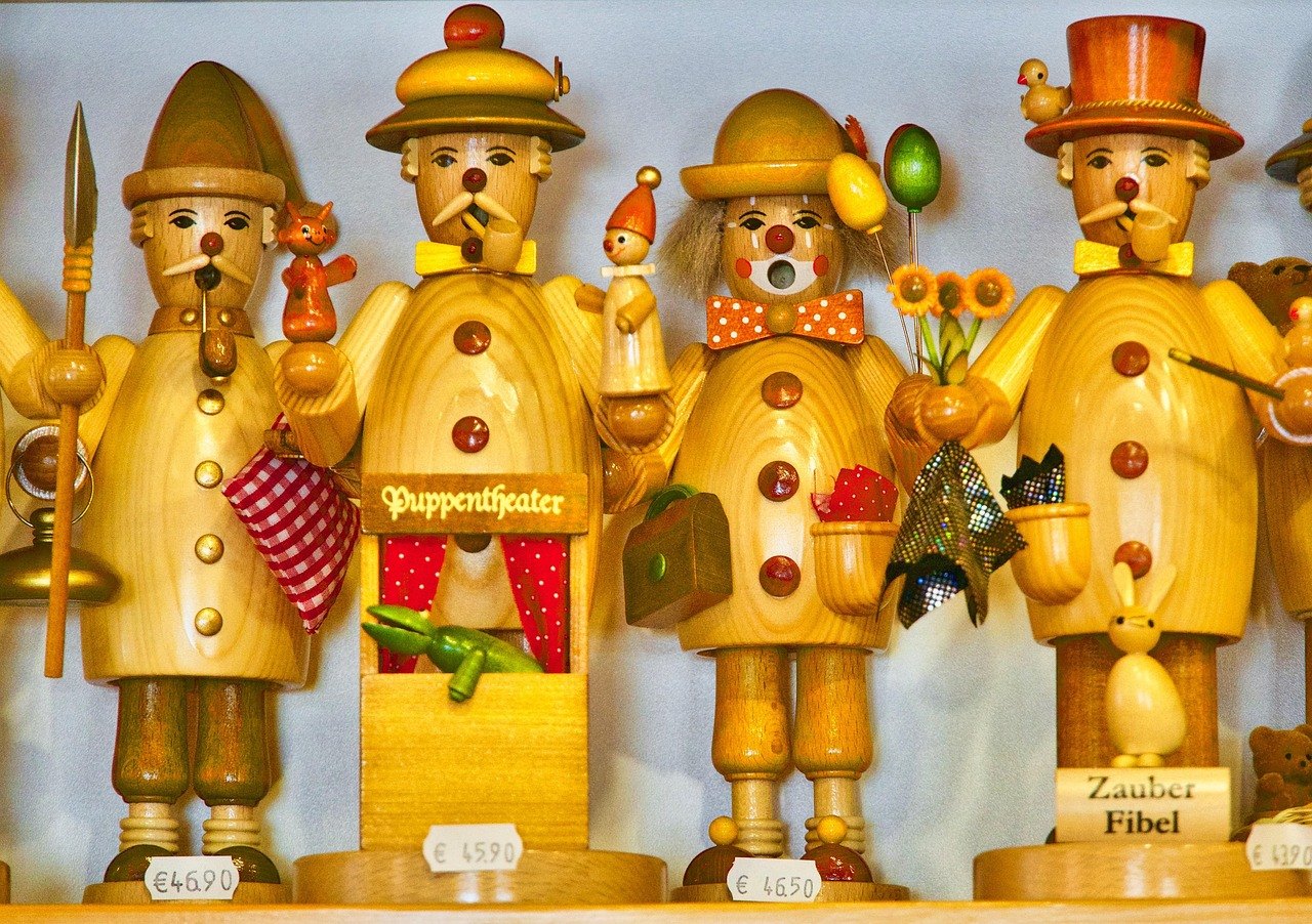 Bunte Holzspielzeuge als Symbol für Kindertagesbetreuung