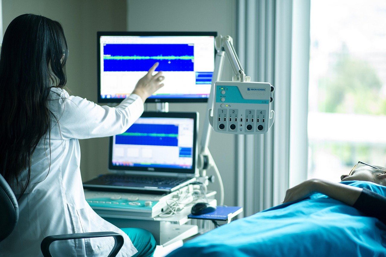Medizinische Geräte in einer Klinik als Symbol für Gesundheitsvorsorge